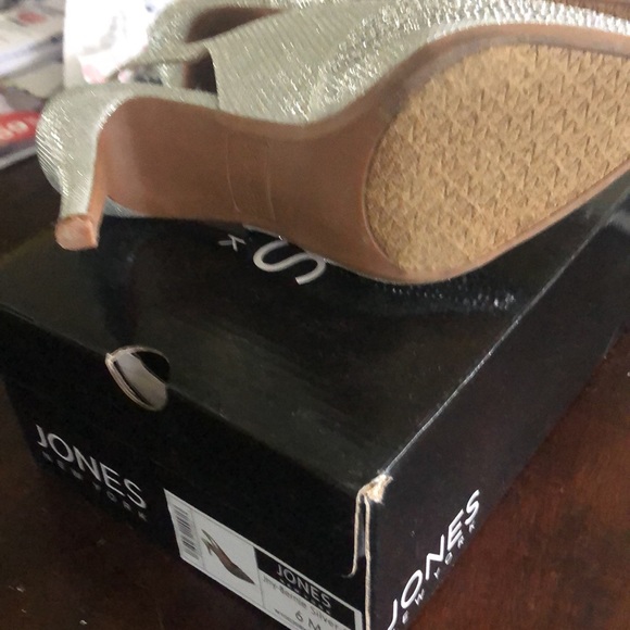 Womens formal wear heels.  Size 6 - Picture 4 of 5